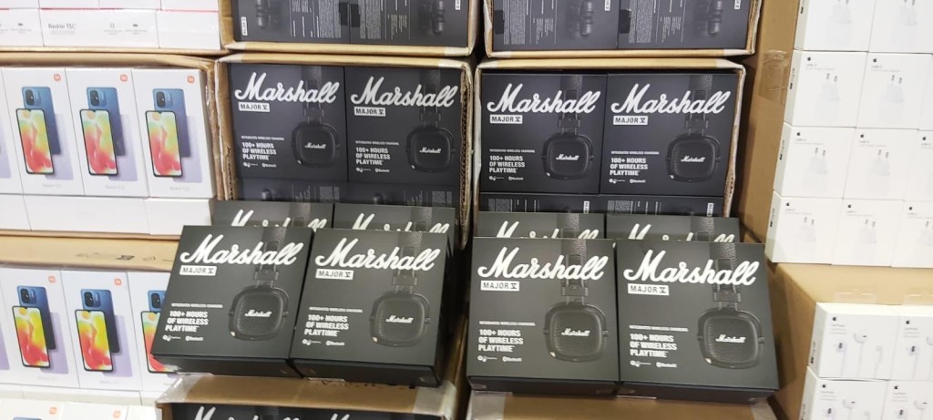 海關檢獲5400件冒牌物品,包括手提電話、耳機、充電器等,市值約600萬元。 海關檢獲5400件冒牌物品,包括手提電話、耳機、充電器等,市值約600萬元。