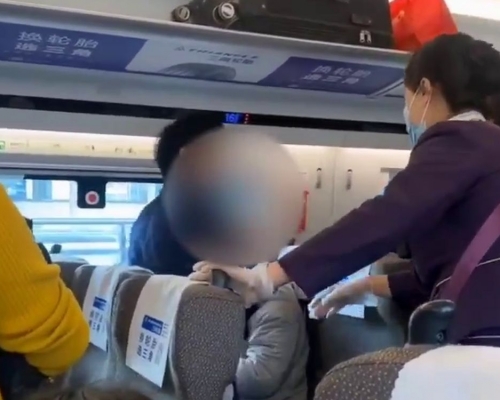 男子春节高铁霸座拒让，扬言「这就是我的位子，我就是不让。」