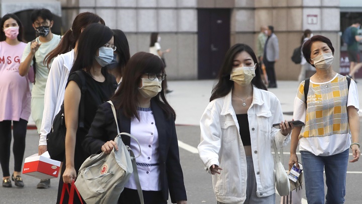 台灣當局預料到11月方會逐步放寬口罩令。AP資料圖片