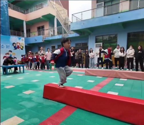 河南商丘一間農村幼稚園的「軍訓式」體育堂體育堂，吸引逾千省外家長問入學。抖音＠皖美視界