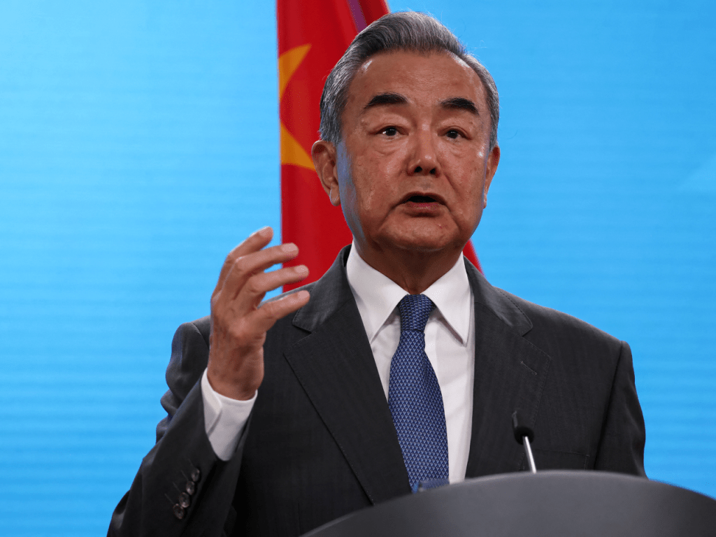 王毅說,稀土出口從來不是、亦不應成為中歐之間的問題。 路透社 王毅說,稀土出口從來不是、亦不應成為中歐之間的問題。 路透社