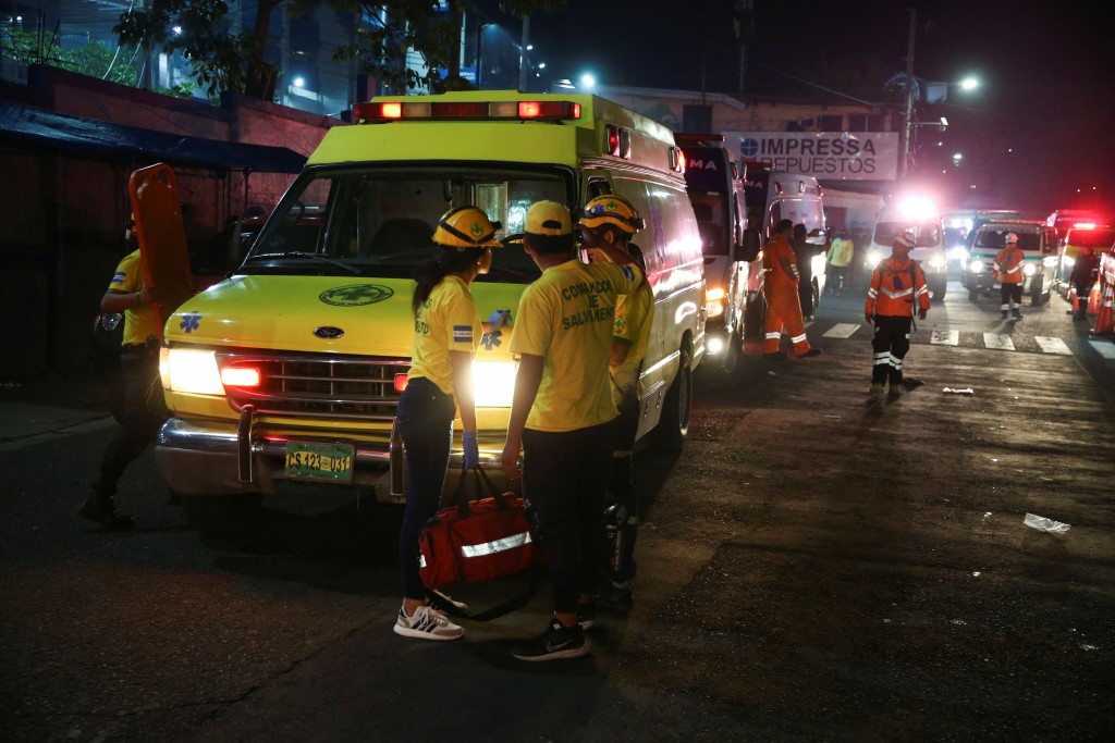 薩爾瓦多球場發生人踩人事件，多輛救護車到場。(路透社)
