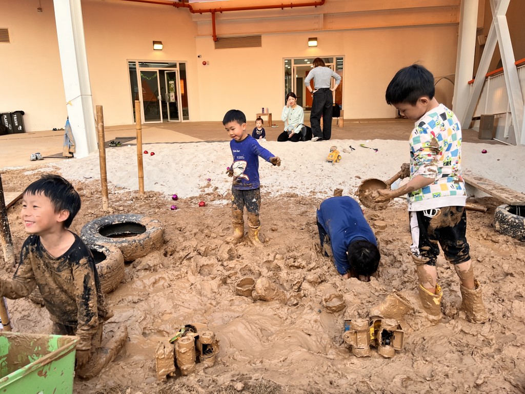 香港少數地方有得這樣玩泥漿,人人不亦樂乎。(圖片來源:《親子王》) 香港少數地方有得這樣玩泥漿,人人不亦樂乎。(圖片來源:《親子王》)