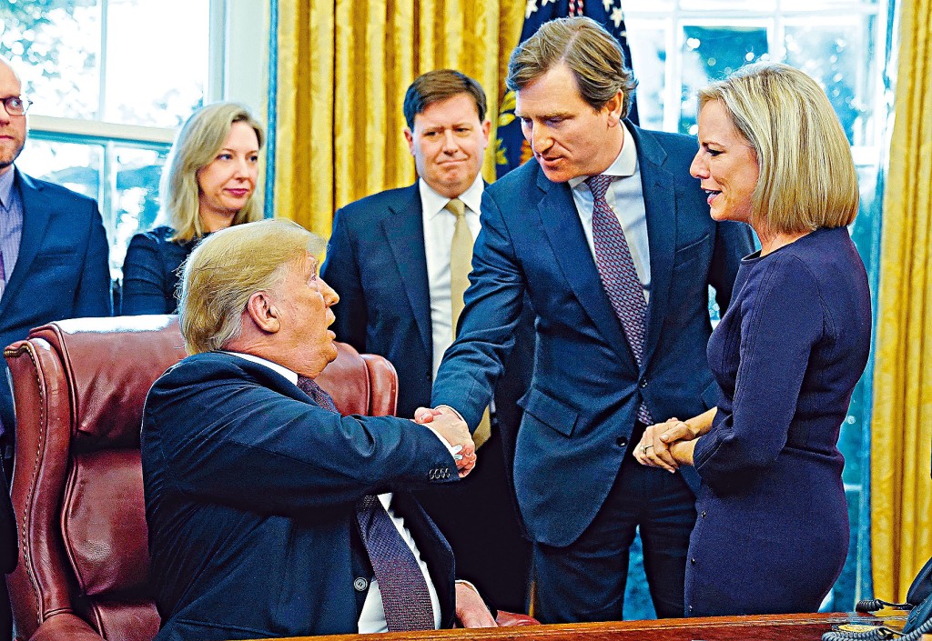 特朗普兩年前在白宮簽署《網絡保安及基建安全局法案》後，與克雷布斯握手。