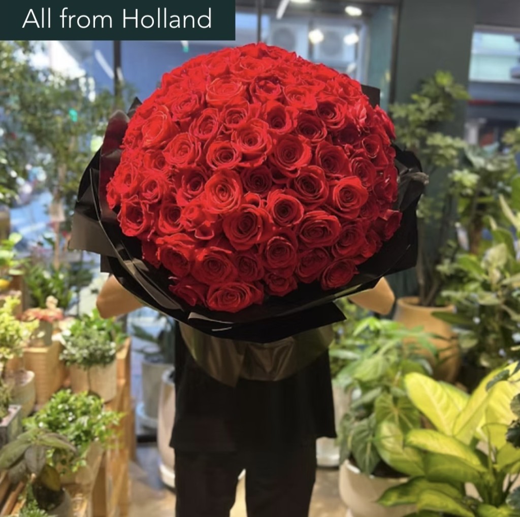 花店銷售該款花束時,標示產地為荷蘭。(圖片來源:Threads@hyllllk) 花店銷售該款花束時,標示產地為荷蘭。(圖片來源:Threads@hyllllk)