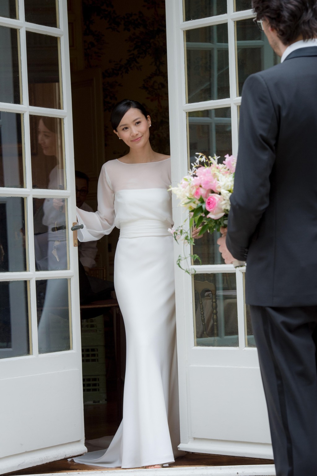 陈法拉身上的婚纱由米兰设计师度身订造。