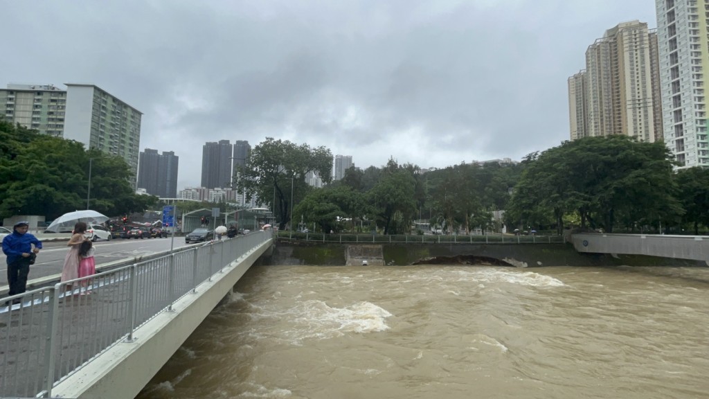 近香粉竂街城門河河堤疑遭洪水擊毁一個大窿約十米長。