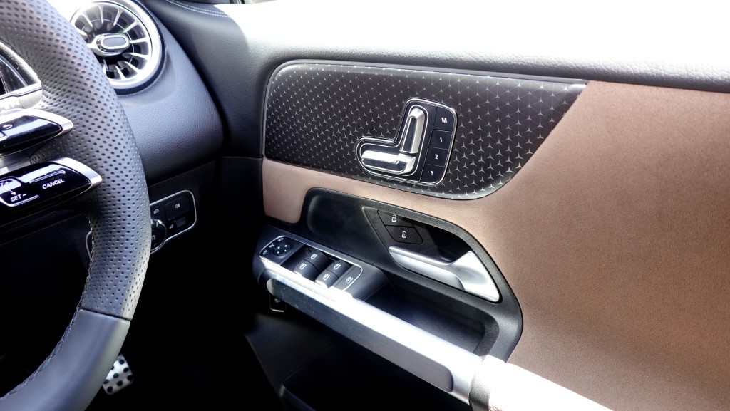 平治改良新版GLB250 4Matic七座位SUV，門壁設有座椅電控調校及兩組位置記憶掣。