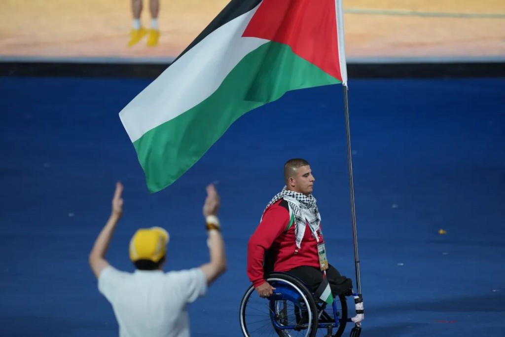 巴勒斯坦代表团出现在杭州亚残运会开幕式。