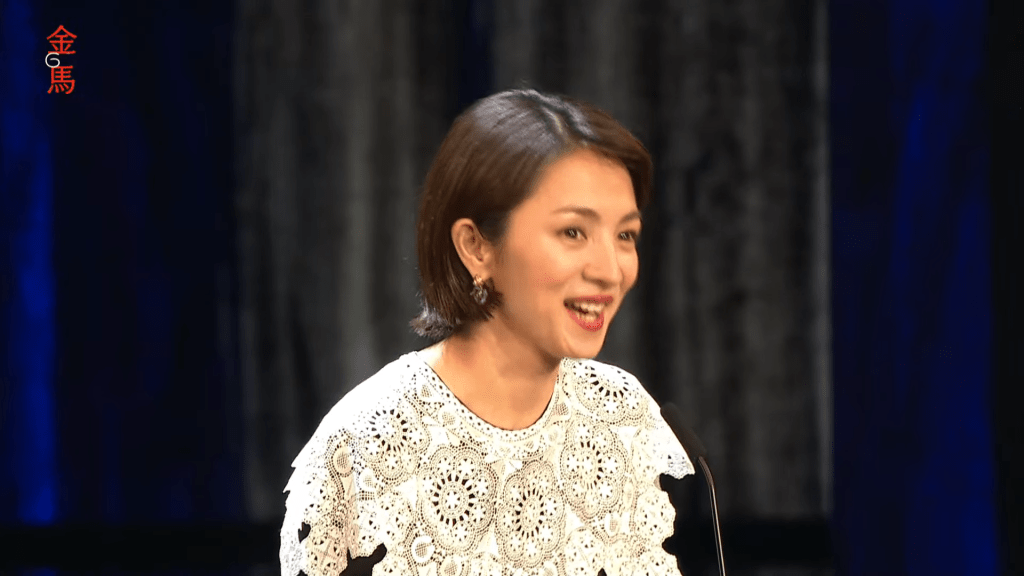 滿島光在台上大講中文：「我是滿島光，我愛麵線。」
