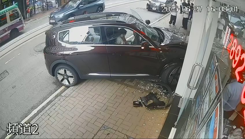 碎片散落一地。 碎片散落一地。