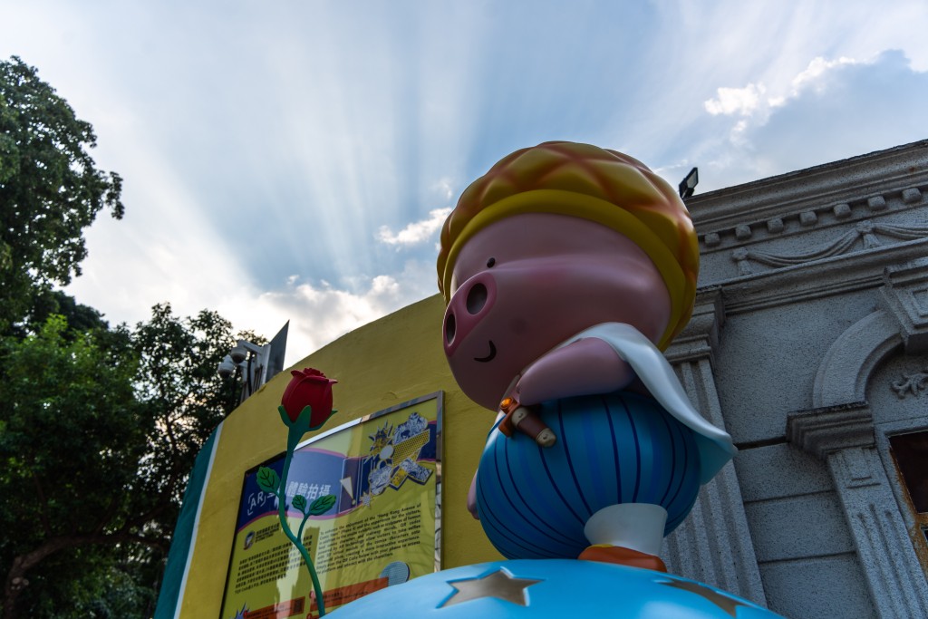 尖沙咀九龍公園的「香港漫畫星光大道」，是世界上首條以漫畫為主題的步道。