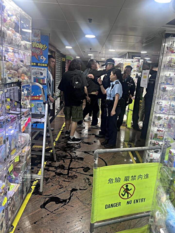 有男子雙手沾有黑油。fb：香港突發事故報料區