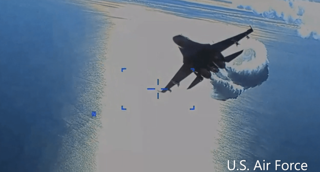 依據MQ-9無人機的機上畫面，一架蘇愷-27戰機進逼時，朝美國無人機傾倒燃油。