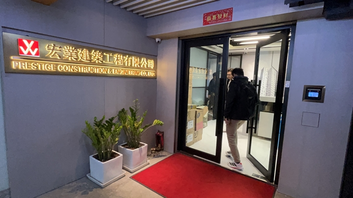 警方到工程公司位於新蒲崗大有街的辦公搜證。蔡楚輝攝 