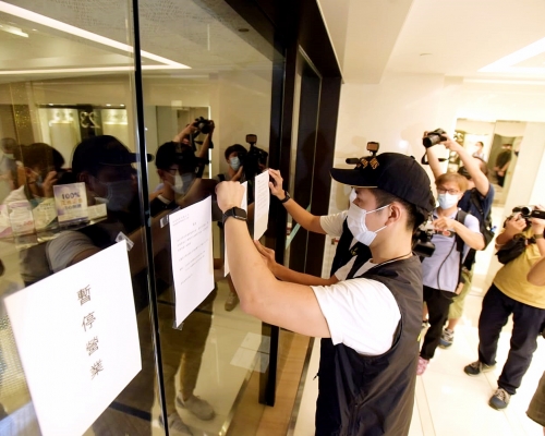 海關到Dr. Protalk位於銅鑼灣的分店調查貼通告。