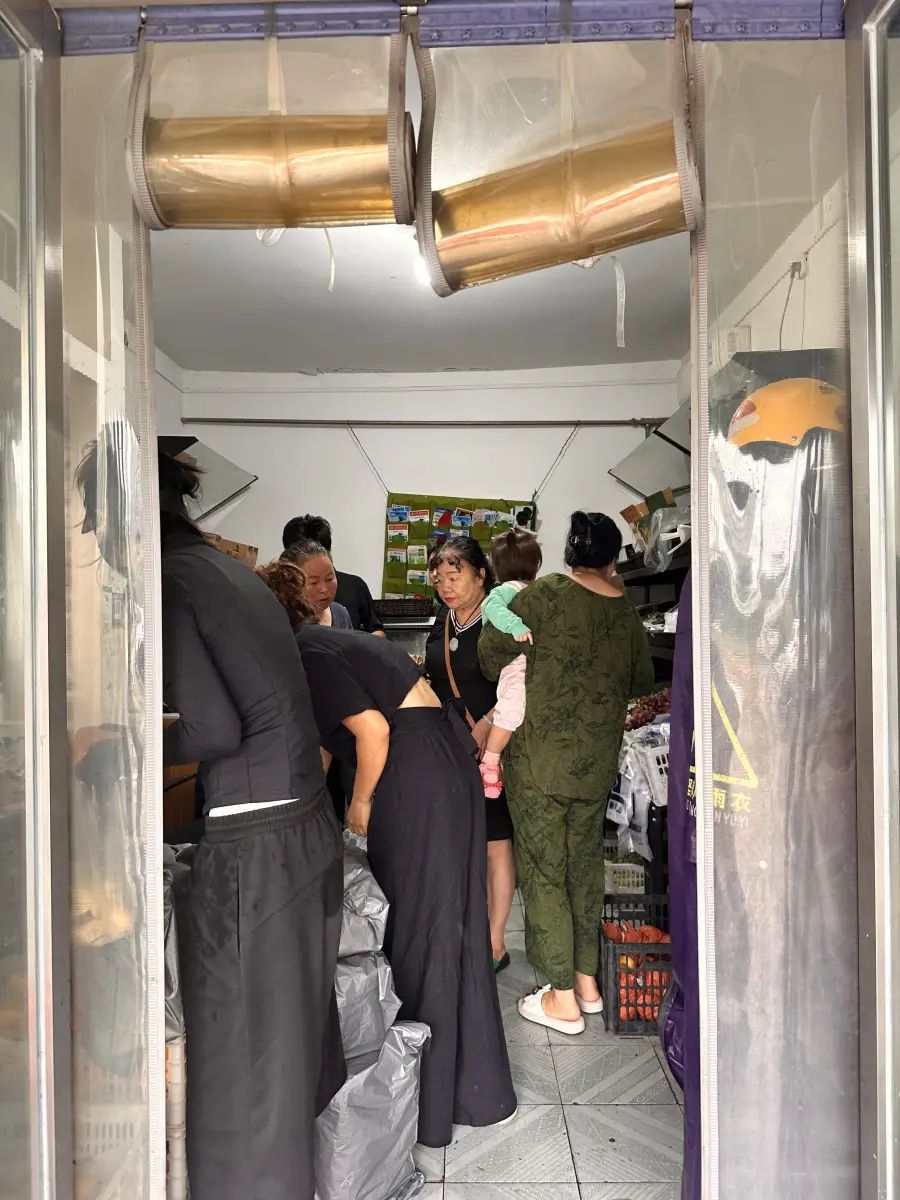 不少顾客冒名到来购买花椒味葡萄。《大河报》 不少顾客冒名到来购买花椒味葡萄。《大河报》