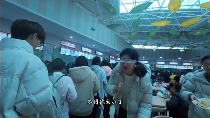 河南有疑是男大生在校内食堂搭讪心仪“女生”，对方却是老师。抖音＠笑咪咪