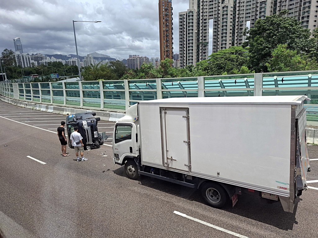 客貨車自炒翻側。網圖 客貨車自炒翻側。網圖