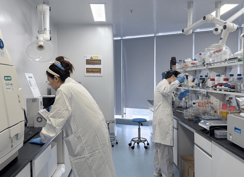 採訪團到橫琴澳門大學高等研究院中華醫藥及轉化醫學研發中心 採訪團到橫琴澳門大學高等研究院中華醫藥及轉化醫學研發中心