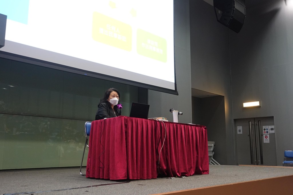 鄭若驊在課堂發表演說。 政府圖片