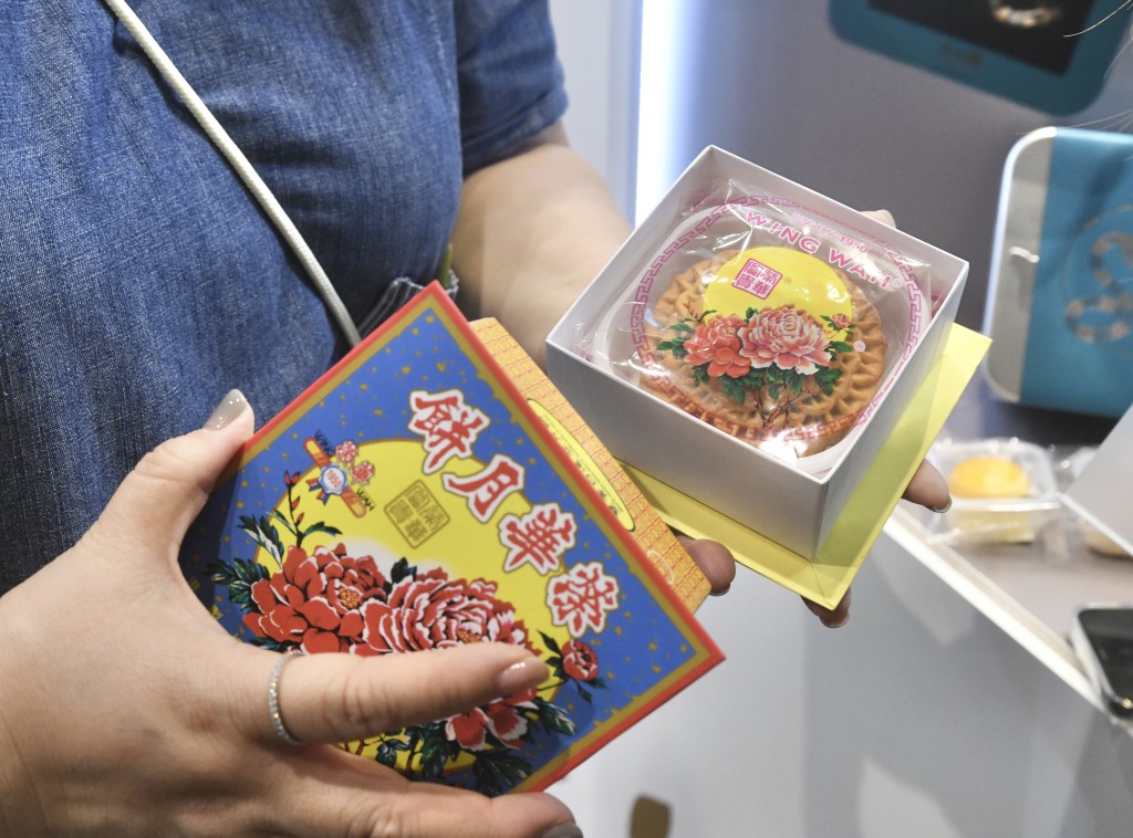 榮華復刻「舊時月餅盒」，內有一個「雙黃白蓮蓉月餅」。