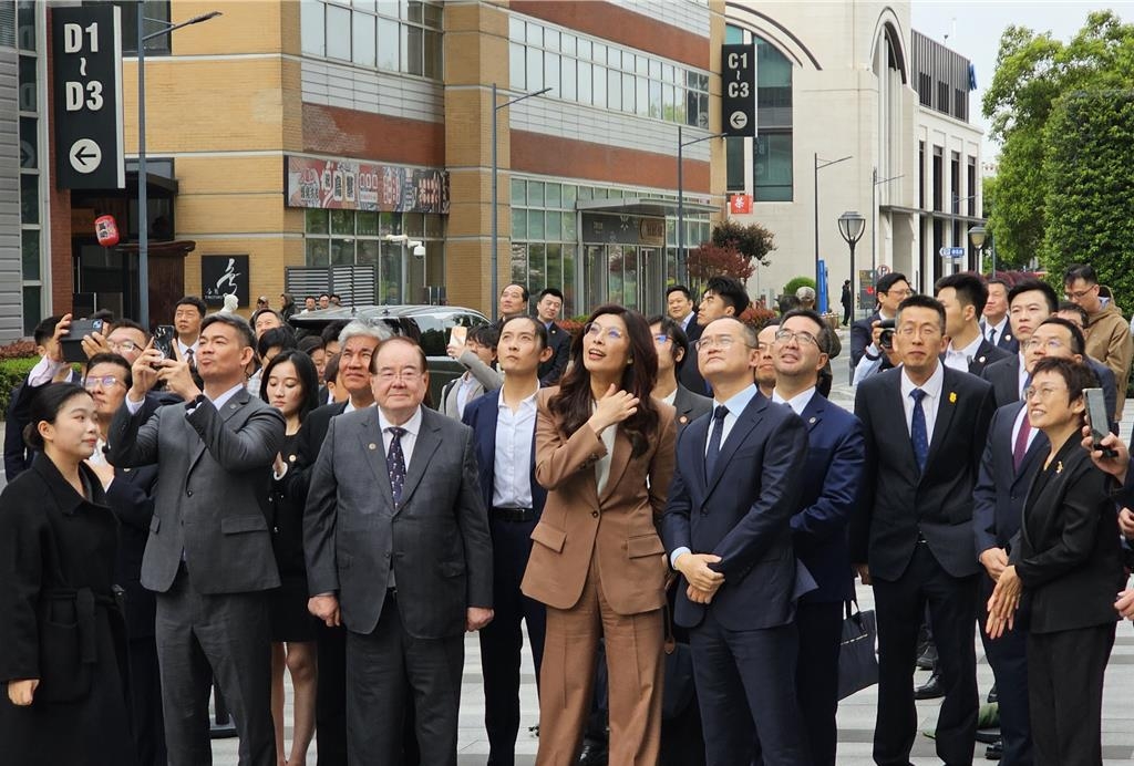 国民党主席郑丽文一行参访上海美团总部，体验无人机送奶茶。 中时