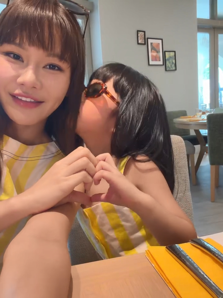 五索再貼上與女兒的合照。