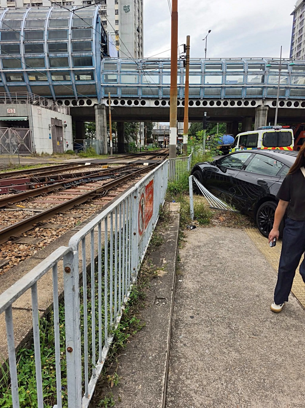 私家車失控剷上石壆。fb：屯門公路塞車關注組