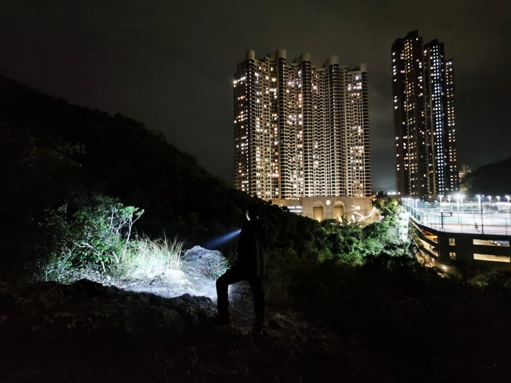 警方重點巡查及高調巡邏香港島半山郊區及港島南區水域一帶鄰近屋苑的山坡與密林。 警方重點巡查及高調巡邏香港島半山郊區及港島南區水域一帶鄰近屋苑的山坡與密林。