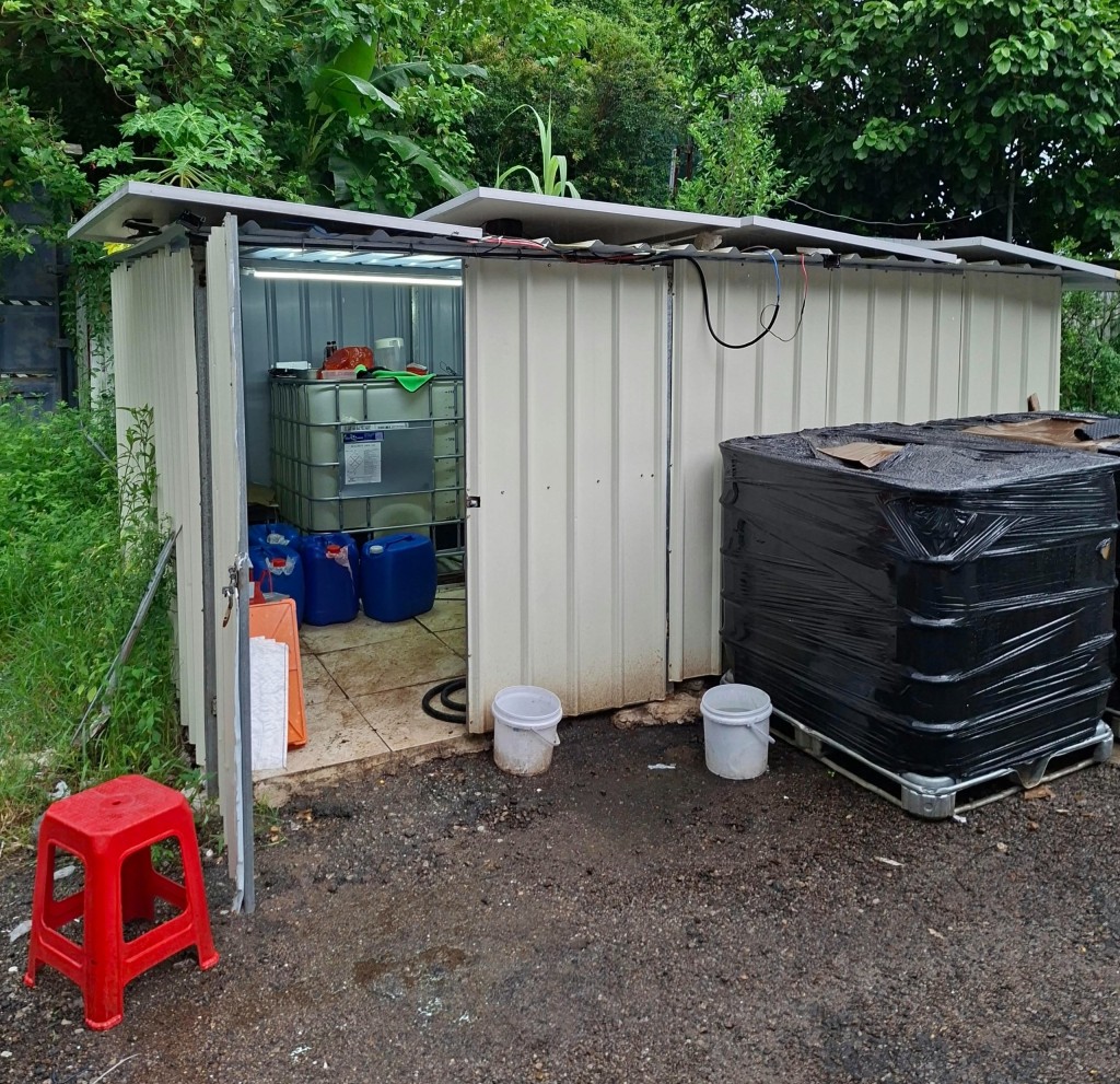 消防處打擊非法燃油轉注特遣隊聯同元朗警區反三合會行動組昨日在元朗區搗破非法加油站。 消防處打擊非法燃油轉注特遣隊聯同元朗警區反三合會行動組昨日在元朗區搗破非法加油站。