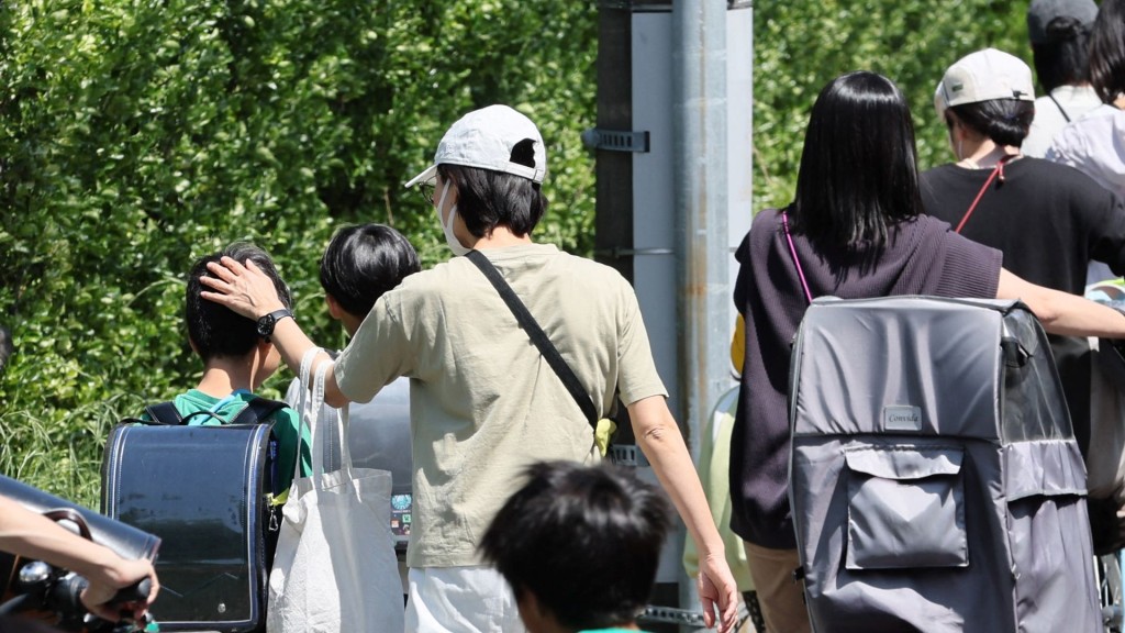 立川市立第三小學校有人闖入鬧事，校方即時終止課堂讓孩子回家。 法新社