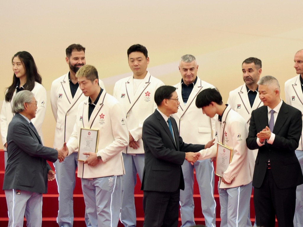 何承謙（前排右二）近年越戰越勇，家朗（前排左二）因左手傷患未好，下一站將缺席團體賽，花劍主教練Greg（後排左二）睇好承謙今季會大爆發。徐嘉華攝