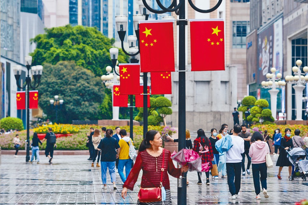 「十一」國慶節臨近,重慶街頭國慶氣氛漸濃。