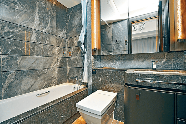 浴室以型格黑砖铺设，配以金色作点缀。