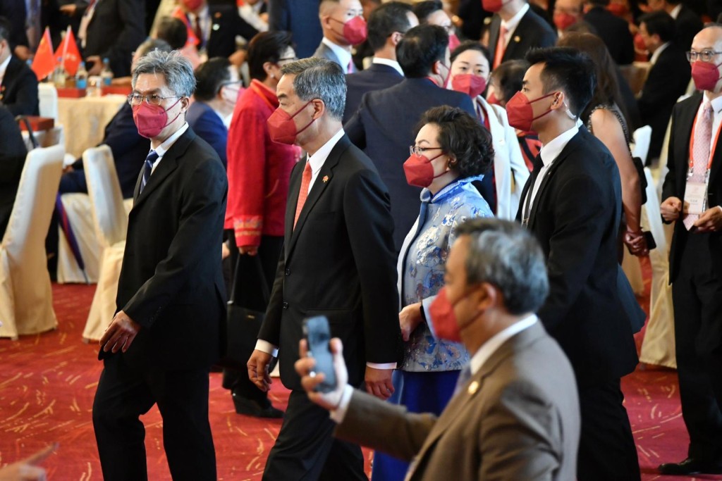 全國政協副主席、前行政長官梁振英伉儷出席國慶酒會。
