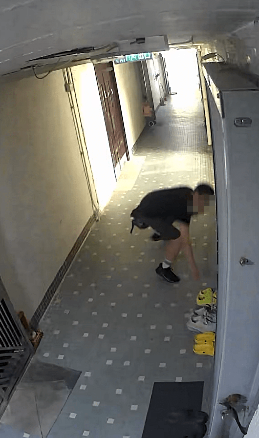 兩分鐘後又偷偷放回原位。fb：西貢將軍澳討論區