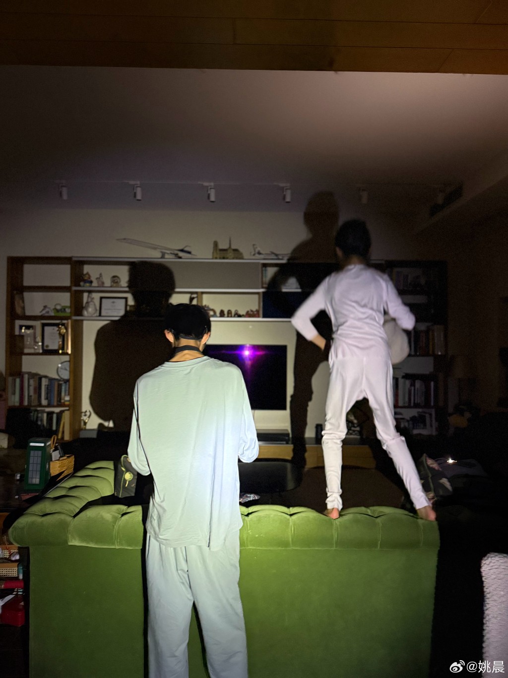 姚晨与拍摄电影《爱出色》时结识的摄影师曹郁十多年前低调完婚，婚后育有一子一女。