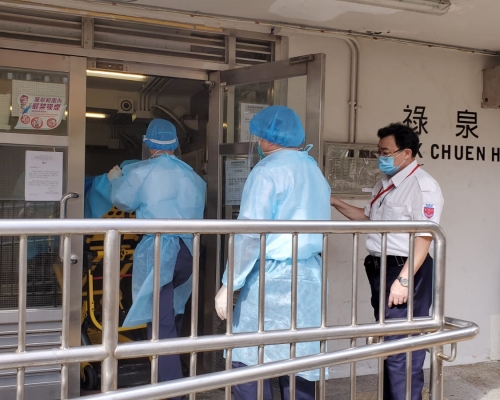 身穿保護衣人員進入大廈