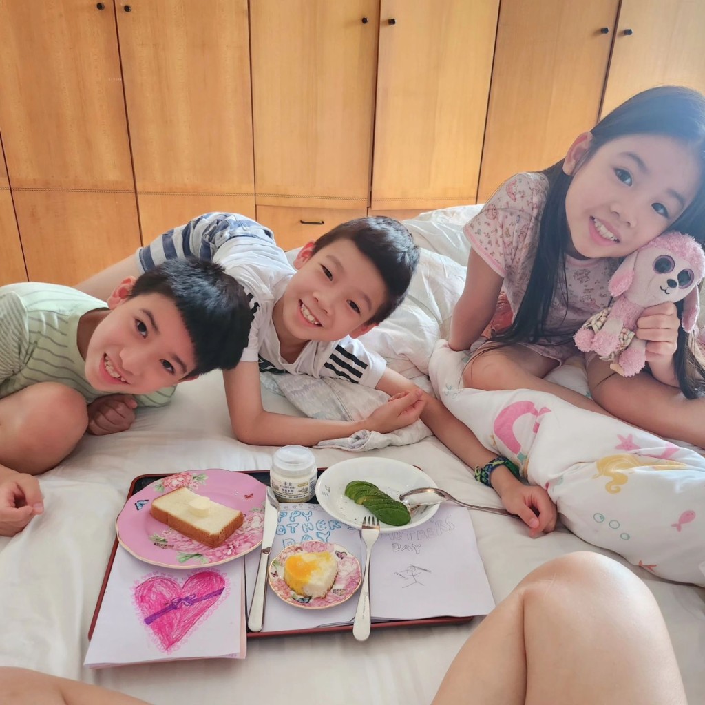 陈茵媺今日（12日）在IG分享子女为她庆祝母亲节的照片。