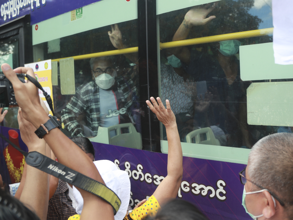 民众夹道欢迎获释人士。AP图片