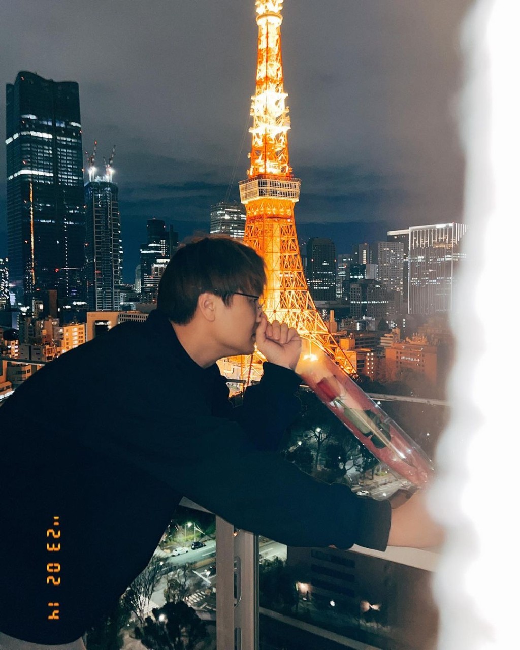 二人在东京铁塔旁情定终生。