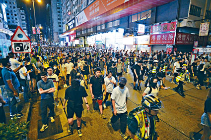 ■大批示威者昨夜在旺角聚集，部分人仍「蒙面」。
