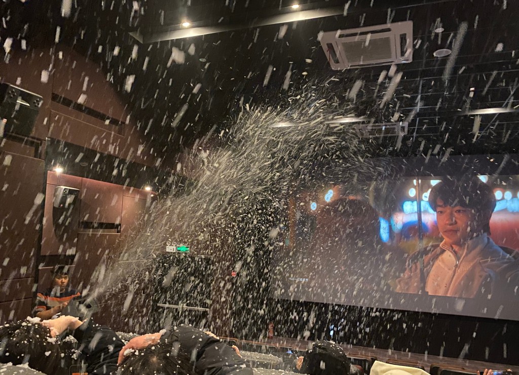 《一闪一闪亮星星》在戏院内制造人工雪效果。微博