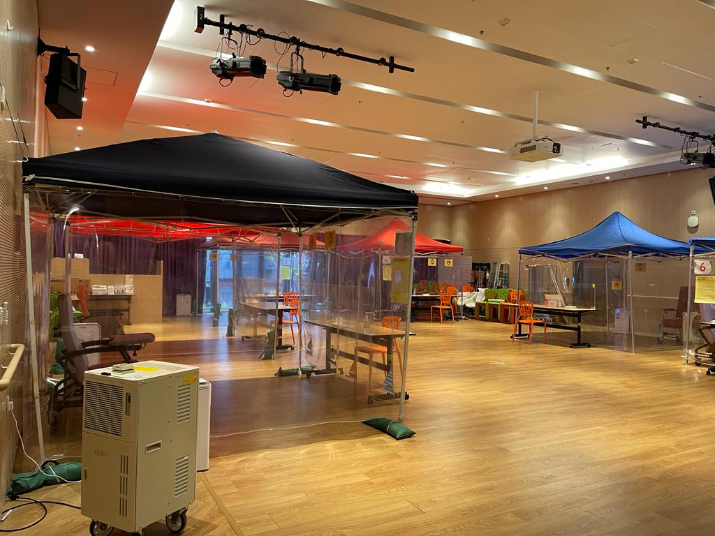 東華三院賽馬會松朗安老綜合中心的禮堂改建為「確診院友隔離中心」。