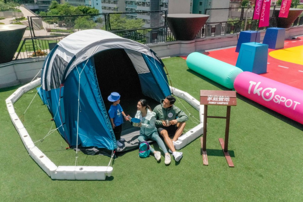 營營地放置多個露營帳幕及野餐帳篷。