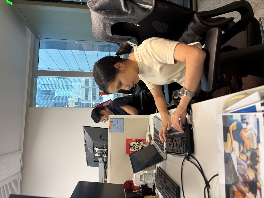 視障人士Carol透過RGF Connect計劃獲聘，與林怡成為同事。