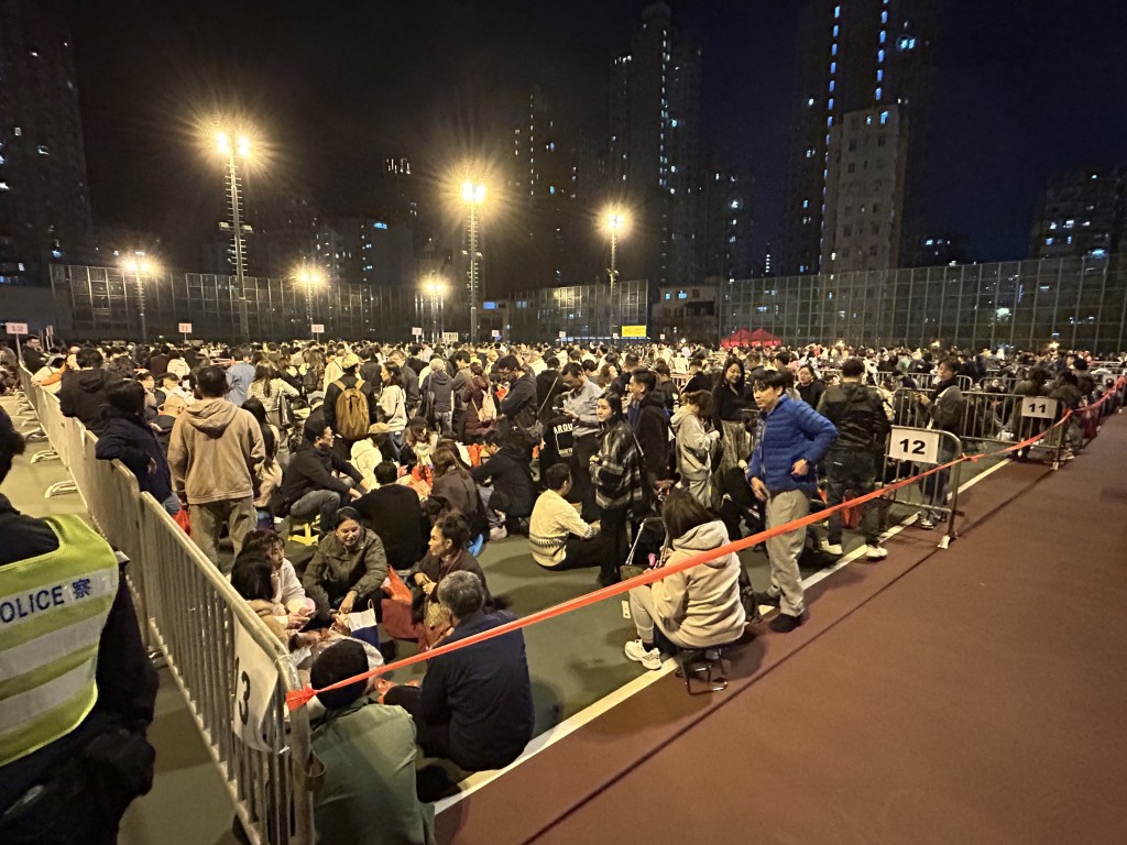 佛光街球場內逾千善信輪候，秩序井然。