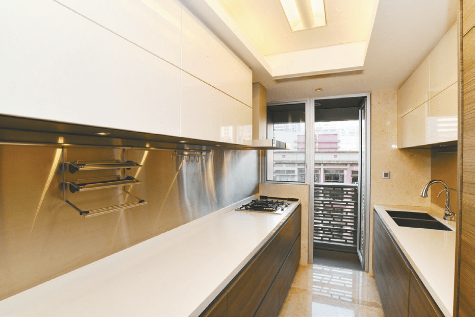 長形廚房有上下列廚櫃設計，收納空間充足。