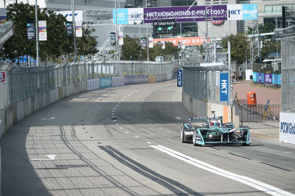 车手于赛道上奔驰。